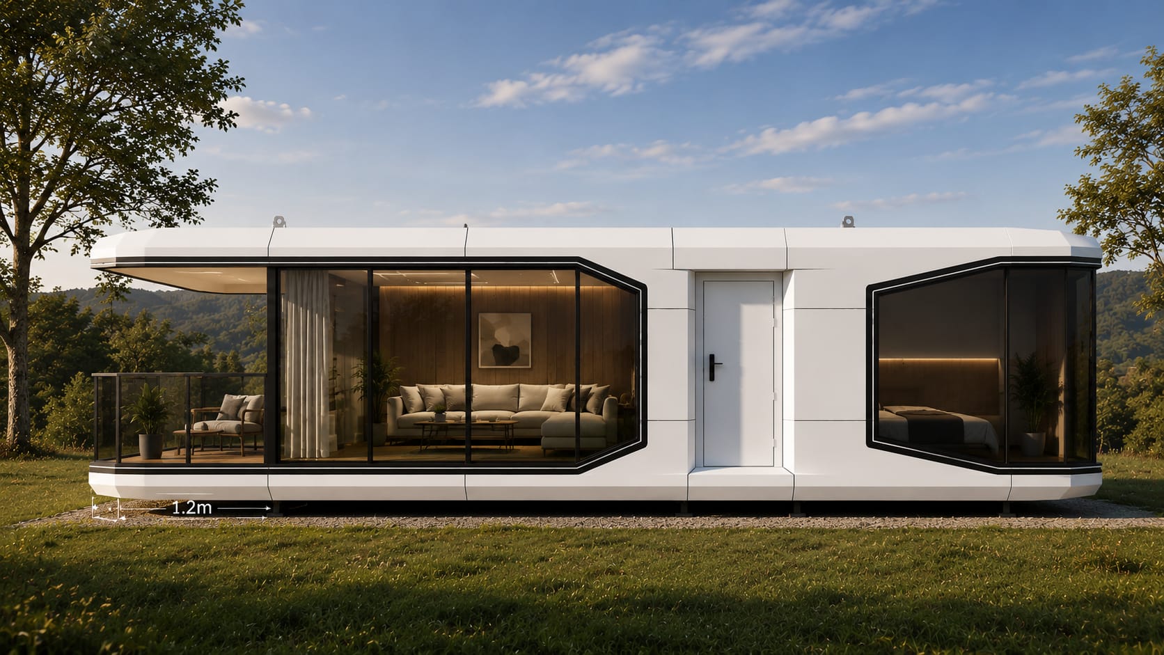 Capsulă modulară premium 11.5 m, carcasă albă cu balcon și interior cald vizibil prin sticla fumurie, amplasată pe deal